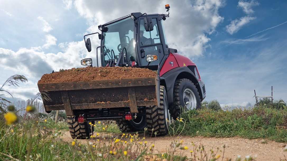 Die kleinsten Radlader von Yanmar: V7 und V7-HW für Baugewerbe und GaLaBau Die kleinsten Radlader von Yanmar: V7 und V7-HW für Baugewerbe und GaLaBau