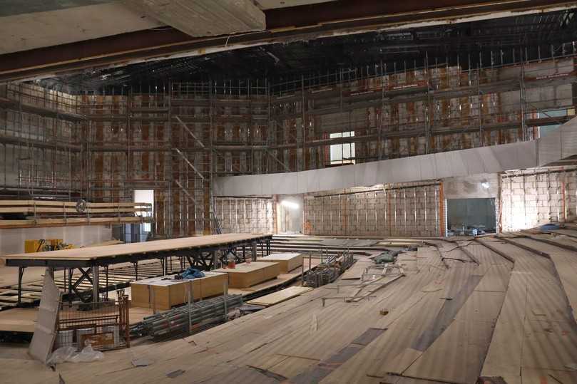 Der Konzertsaal: Die moderne Bühnentechnik ist fast fertig, die Wandverkleidung folgt, zuletzt kommt die Bestuhlung. | Foto: B.Hinrichs Der Konzertsaal: Die moderne Bühnentechnik ist fast fertig, die Wandverkleidung folgt, zuletzt kommt die Bestuhlung. | Foto: B.Hinrichs