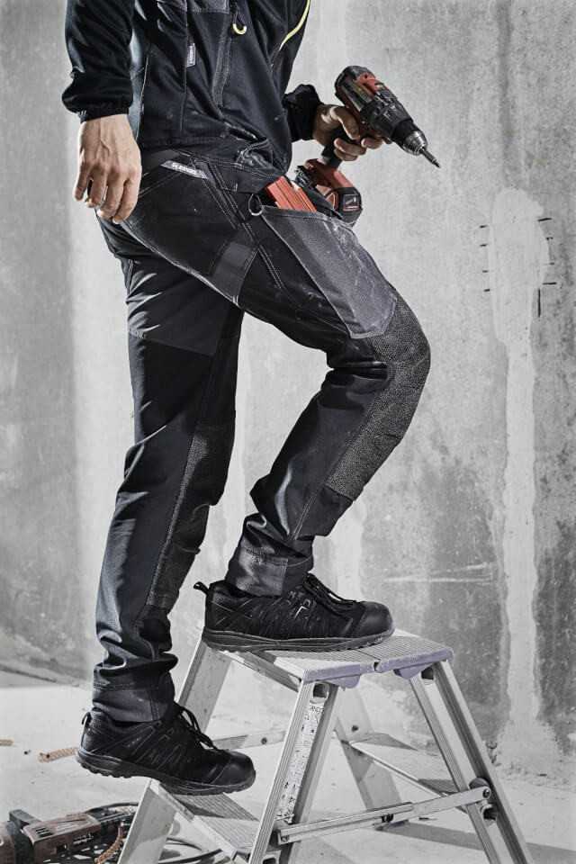 Mit der Bundhose 2366-317 der X-Treme-Kollektion von ENGEL Workwear lässt sich jede Bewegung mühelos meistern. Mit der Bundhose 2366-317 der X-Treme-Kollektion von ENGEL Workwear lässt sich jede Bewegung mühelos meistern.