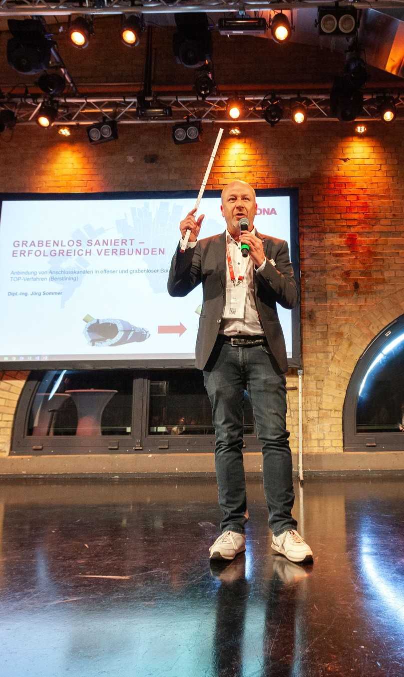 „Grabenlos saniert – erfolgreich verbunden“ hieß es bei Dipl.-Ing. Jörg Sommer, Simona AG. | Foto: Aquanet „Grabenlos saniert – erfolgreich verbunden“ hieß es bei Dipl.-Ing. Jörg Sommer, Simona AG. | Foto: Aquanet