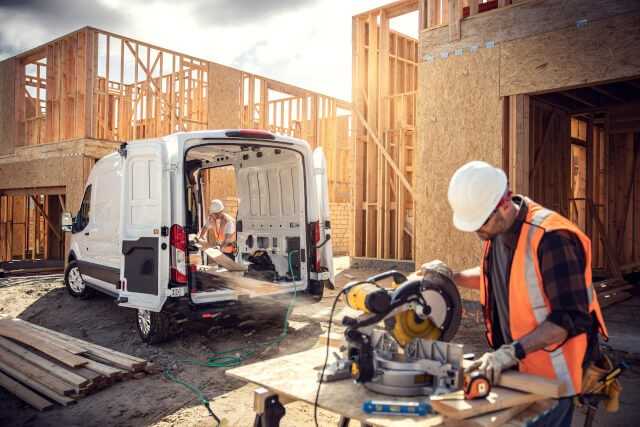 Eine bordeigene Energieversorgung verwandelt den E-Transit in eine mobile 2,3 kWh-Stromquelle. Eine bordeigene Energieversorgung verwandelt den E-Transit in eine mobile 2,3 kWh-Stromquelle.