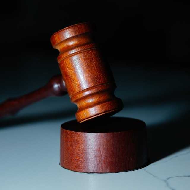 Der Europäische Gerichtshof (EuGH) hat in einem wegweisenden Urteil vom 15. Januar 2026 (Rechtssache C‑692/23) die Anforderungen an sogenannte Inhouse‑Vergaben im europäischen Vergaberecht deutlich verschärft.