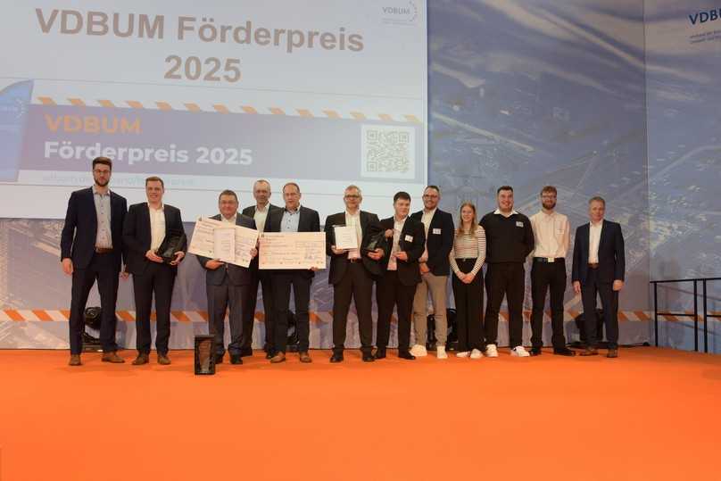 Glückliche Gewinner: Die drei Erstplatzierten des VDBUM-Förderpreises und Geehrten des Azubi-Sonderpreises mit VDBUM-Präsident Dirk Bennje (4.v.l.), seinem Stellvertreter Marco Fecke (l.) und Vorstand Prof. Jan Scholten (r.) Der neue VDBUM-Vorstand Dirk Jank (3.v.l.) nahm den Preis anstelle der verhinderten Hochtief-Vertreter an. | Foto: VDBUM Glückliche Gewinner: Die drei Erstplatzierten des VDBUM-Förderpreises und Geehrten des Azubi-Sonderpreises mit VDBUM-Präsident Dirk Bennje (4.v.l.), seinem Stellvertreter Marco Fecke (l.) und Vorstand Prof. Jan Scholten (r.) Der neue VDBUM-Vorstand Dirk Jank (3.v.l.) nahm den Preis anstelle der verhinderten Hochtief-Vertreter an. | Foto: VDBUM