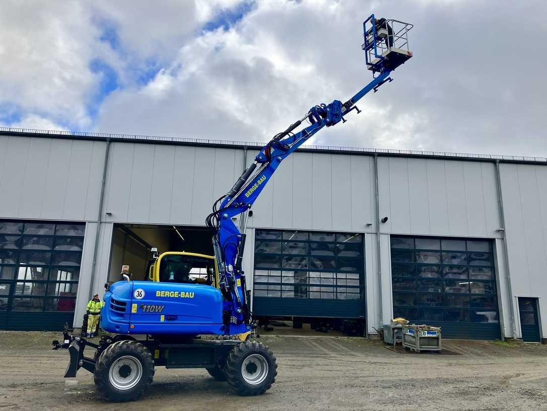 Yanmar-Bagger zu fahrbarer Hubarbeitsbühne umgebaut Yanmar-Bagger zu fahrbarer Hubarbeitsbühne umgebaut