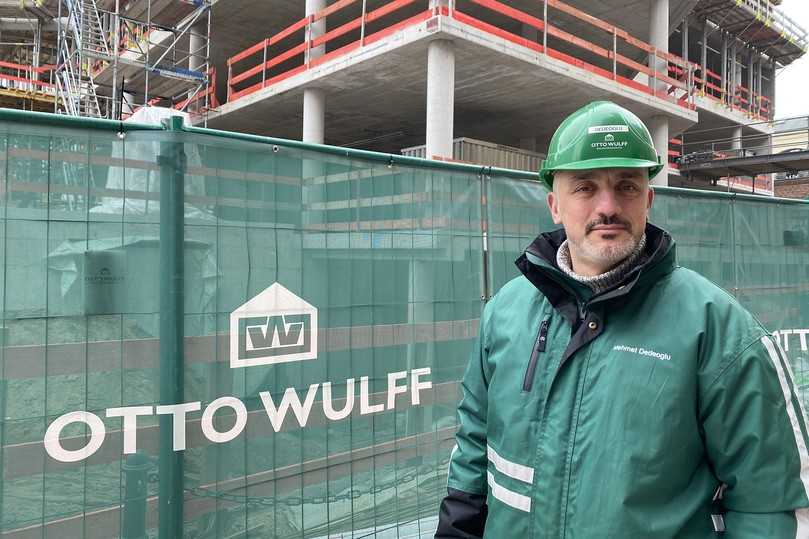 „Ich bin begeistert, dass wir dank des Einfallsreichtums von Ulma auf Abstützböcke verzichten konnten. Das hat uns deutlich weitergebracht.“ Projektleiter Mehmet Dedeoglu | Foto: Ulma Construction GmbH „Ich bin begeistert, dass wir dank des Einfallsreichtums von Ulma auf Abstützböcke verzichten konnten. Das hat uns deutlich weitergebracht.“ Projektleiter Mehmet Dedeoglu | Foto: Ulma Construction GmbH