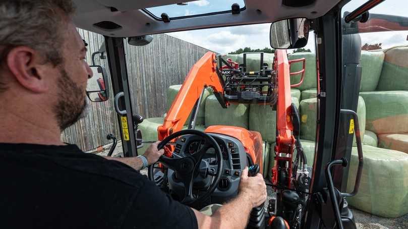 Der mechanische Propilot-Joystick der Traktorenserie M6001 Utility bietet mit sieben Tasten ein Maximum an möglichen Funktionen. | Foto: KUBOTA (Deutschland) GmbH Der mechanische Propilot-Joystick der Traktorenserie M6001 Utility bietet mit sieben Tasten ein Maximum an möglichen Funktionen. | Foto: KUBOTA (Deutschland) GmbH