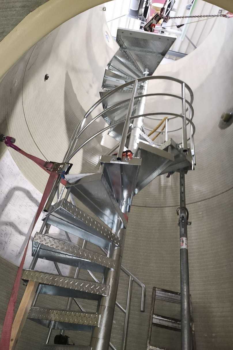 Das neue Pumpwerk besteht ebenfalls aus horizontal bzw. vertikal verlegten GFK-Rohren DN 2600. Eine Wendeltreppe führt vom ebenerdigen Zugang zu den beiden Abwasserpumpen im Untergeschoss. | Foto: Amiblu Das neue Pumpwerk besteht ebenfalls aus horizontal bzw. vertikal verlegten GFK-Rohren DN 2600. Eine Wendeltreppe führt vom ebenerdigen Zugang zu den beiden Abwasserpumpen im Untergeschoss. | Foto: Amiblu