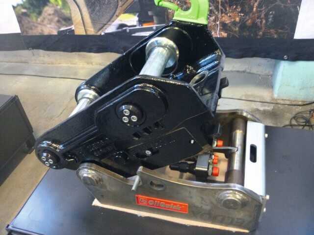 Der vollhydraulische Schnellwechsler mit OQ Auto Connection-Technologie ist eine der Neuheiten bei Steelwrist. Er ist kompatibel zu den weitverbreiteten OilQuick-Lösungen. Der vollhydraulische Schnellwechsler mit OQ Auto Connection-Technologie ist eine der Neuheiten bei Steelwrist. Er ist kompatibel zu den weitverbreiteten OilQuick-Lösungen.
