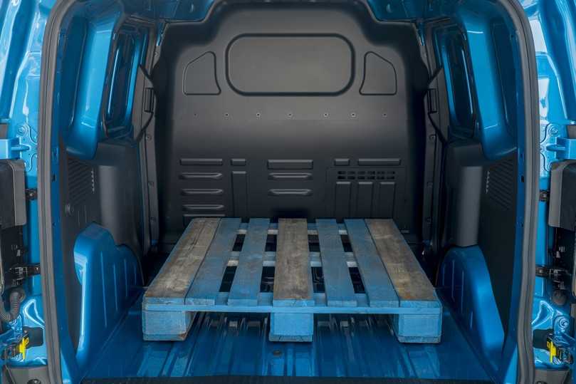 Großer Laderaum: Die Europalette passt mit etwas Geschick auch quer ins Heck des neuen Transit Courier. | Foto: Ford Großer Laderaum: Die Europalette passt mit etwas Geschick auch quer ins Heck des neuen Transit Courier. | Foto: Ford