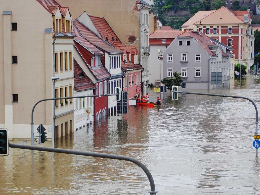 Hochwasserschäden vermeiden: Tipps zu Sanierung, Prävention und Versicherungen Hochwasserschäden vermeiden: Tipps zu Sanierung, Prävention und Versicherungen