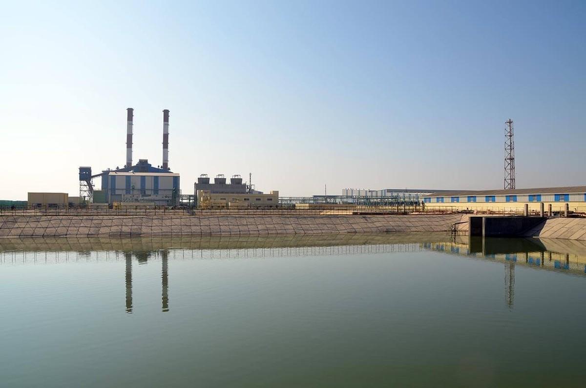 Wasserbecken mit Wasser für Fabrik und Kraftwerk. Pro Stunde werden dort bis zu 66 Tonnen Kohle verfeuert. Etwa 40% seiner Energie bezieht BKT aus Windkraft.