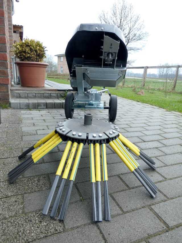 Die Profi-Maschine Greenbuster Pro III kurz vor der Montage des optionalen Roadsweeper Bürstenkopfs mit 10 x 3 Flachstahlbürsten. Die Profi-Maschine Greenbuster Pro III kurz vor der Montage des optionalen Roadsweeper Bürstenkopfs mit 10 x 3 Flachstahlbürsten.