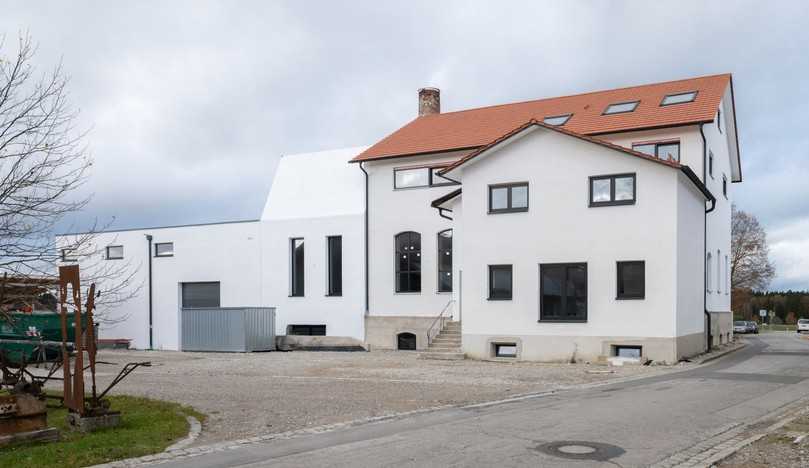 Von der Hofseite des Hauses sind die Unterschiede zwischen der ehemaligen Brennerei und dem modernen Anbau deutlich zu erkennen. | Foto: Xella Deutschland / Holger Krull Von der Hofseite des Hauses sind die Unterschiede zwischen der ehemaligen Brennerei und dem modernen Anbau deutlich zu erkennen. | Foto: Xella Deutschland / Holger Krull
