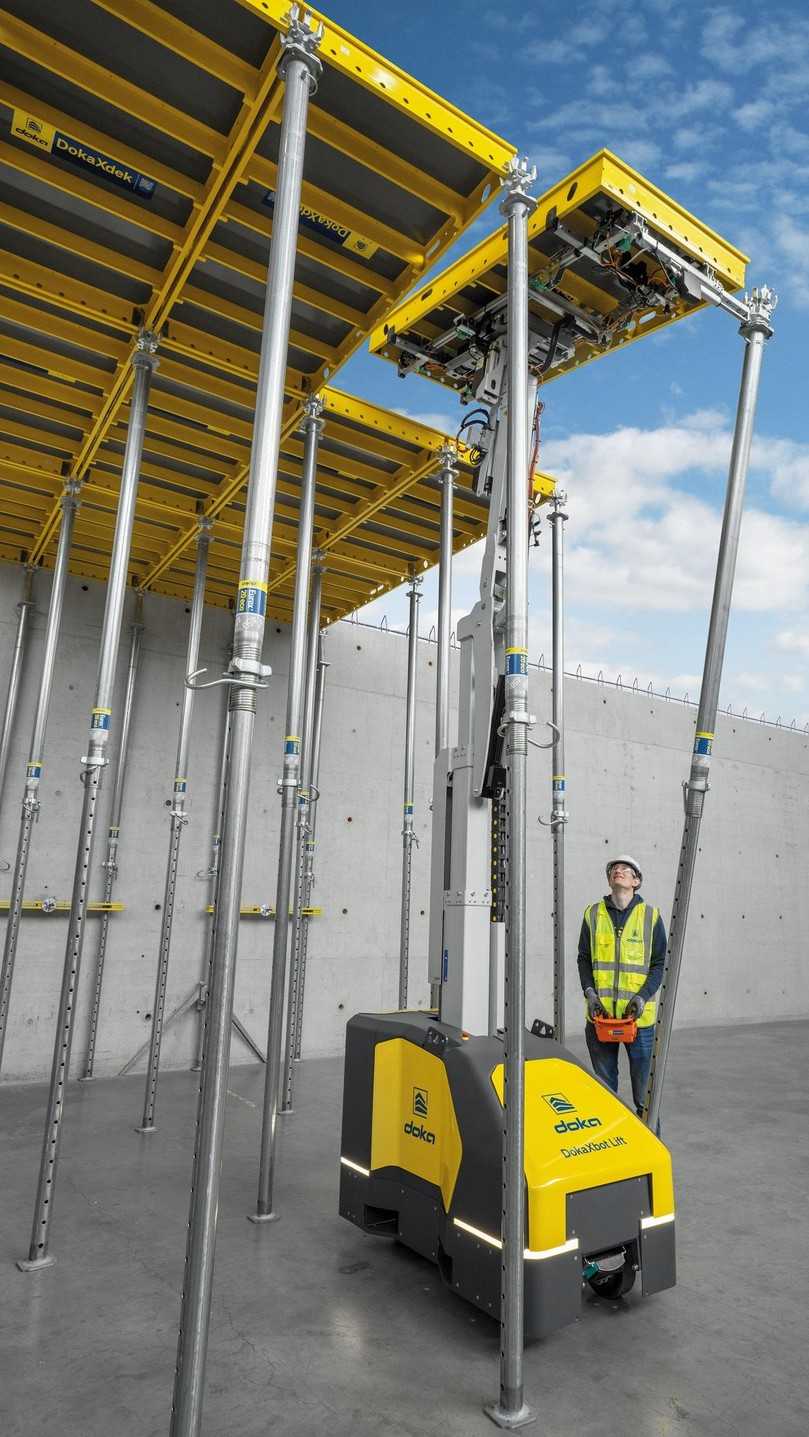 Automatische Höhenanpassung, sensorbasierte Feinpositionierung: Der semi-autonome DokaXbot Lift macht das Einheben der Deckenschalung sicherer und schneller. | Foto: Doka Automatische Höhenanpassung, sensorbasierte Feinpositionierung: Der semi-autonome DokaXbot Lift macht das Einheben der Deckenschalung sicherer und schneller. | Foto: Doka