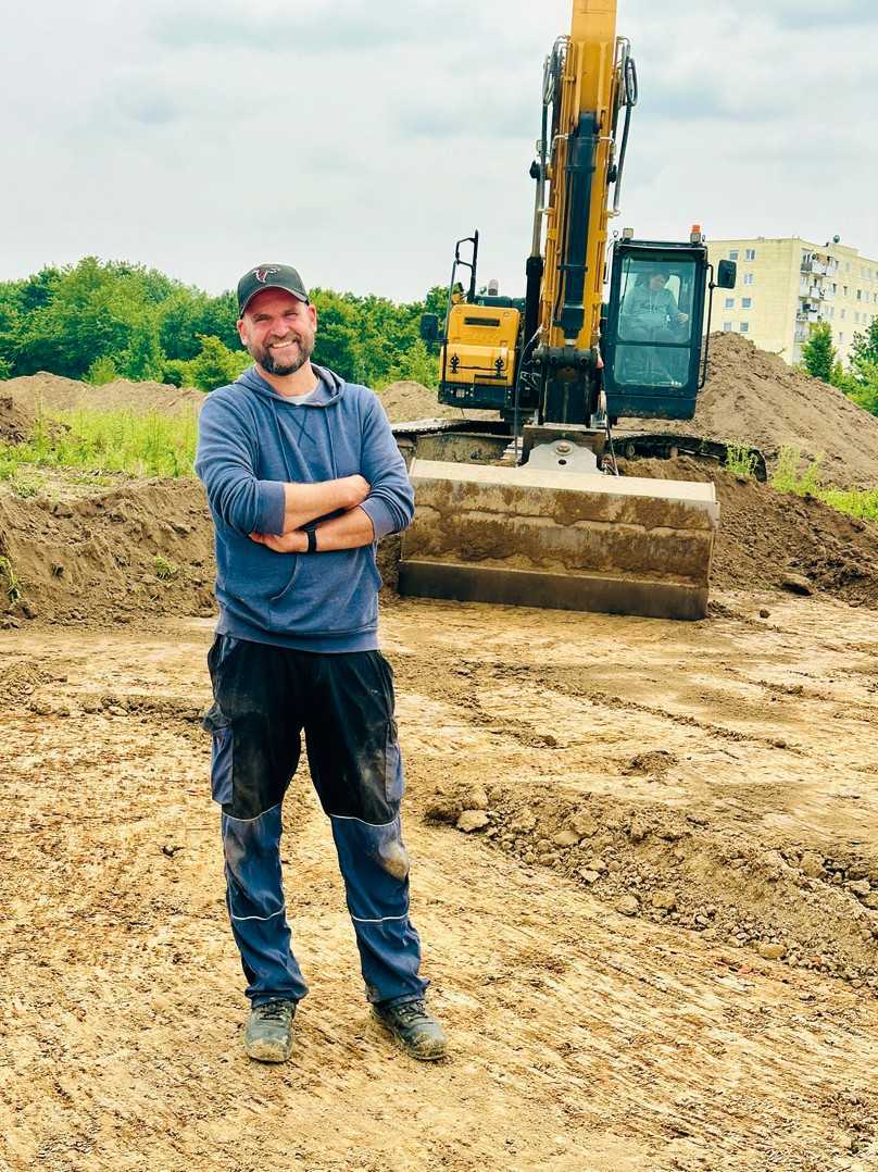 Archäologe Stefan Ciesielski vor seinem maschinellen Helfer. | Foto: Sany Archäologe Stefan Ciesielski vor seinem maschinellen Helfer. | Foto: Sany