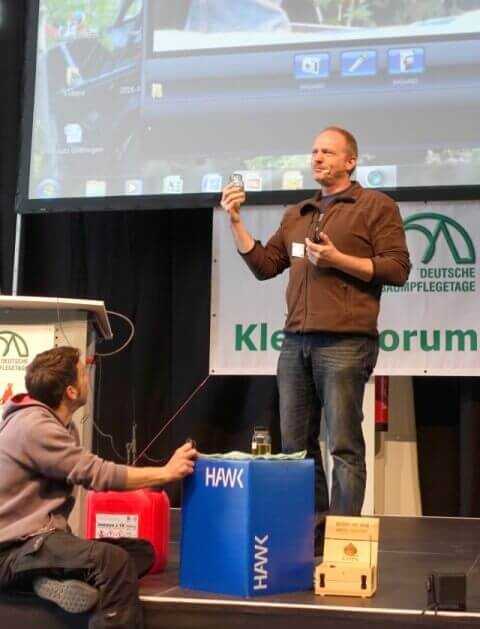 Martin Franz (rechts) zeigte bei seinem Vortrag im Kletterforum der Deutschen Baumpflegetage u.a. die Aggressivität von Tankstellenbenzin im Vergleich zu Alkylaten auf. Martin Franz (rechts) zeigte bei seinem Vortrag im Kletterforum der Deutschen Baumpflegetage u.a. die Aggressivität von Tankstellenbenzin im Vergleich zu Alkylaten auf.