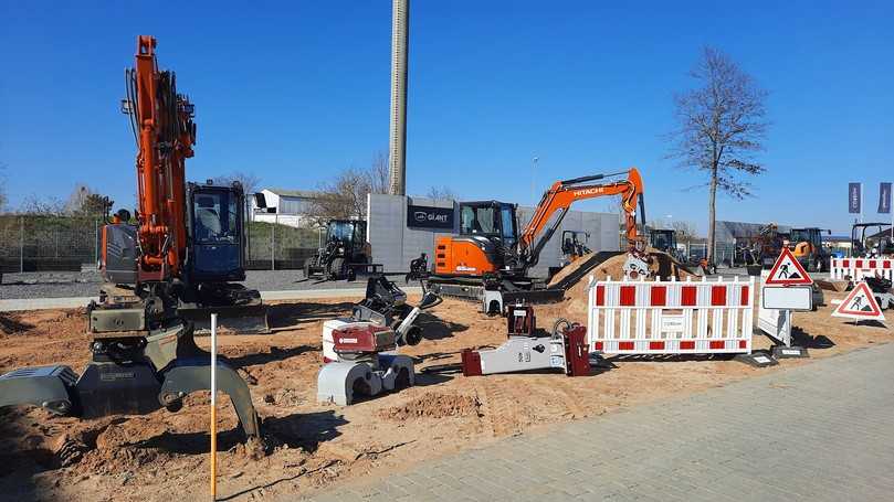 Dutzende Kompaktmaschinen warten auf den Demobaustellen auf Interessenten. | Foto: Coreum Dutzende Kompaktmaschinen warten auf den Demobaustellen auf Interessenten. | Foto: Coreum