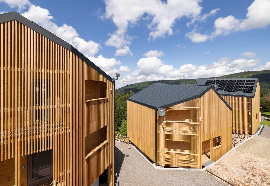 Naturnahe Ferienhäuser im Schwarzwald aus ökologischen Baustoffen Naturnahe Ferienhäuser im Schwarzwald aus ökologischen Baustoffen