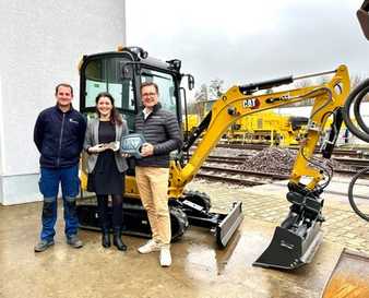 Azubis bekommen Cat-Minibagger für Übungszwecke