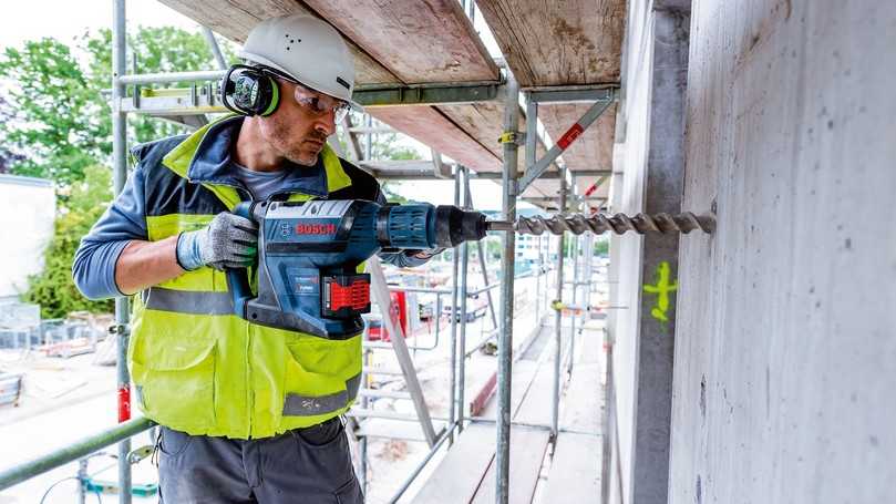 Besonders bei anspruchsvollen Anwendungen steigert die neue Akkutechnik die Laufzeit. | Foto: Bosch Power Tools Besonders bei anspruchsvollen Anwendungen steigert die neue Akkutechnik die Laufzeit. | Foto: Bosch Power Tools