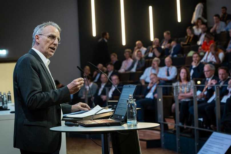 Stefan Wenzel, Parlamentarischer Staatssekretär beim Bundesminister für Wirtschaft und Klimaschutz, bei seiner Keynote zu „The German Hydrogen Core Network – Status of Planning“ | Foto: Ralph Thiele/EITEP Stefan Wenzel, Parlamentarischer Staatssekretär beim Bundesminister für Wirtschaft und Klimaschutz, bei seiner Keynote zu „The German Hydrogen Core Network – Status of Planning“ | Foto: Ralph Thiele/EITEP