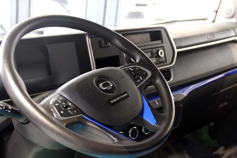 Ein moderner Arbeitsplatz mit Multifunktionslenkrad empfängt den Fahrer des leichten Citylasters Quantron Qargo EV 4 für 4,5 t Gesamtgewicht. | Foto: Quantron AG Ein moderner Arbeitsplatz mit Multifunktionslenkrad empfängt den Fahrer des leichten Citylasters Quantron Qargo EV 4 für 4,5 t Gesamtgewicht. | Foto: Quantron AG