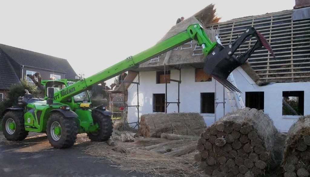 Dachdeckerhandwerk: Teleskop-Traktor hebt nicht nur Reet aufs Dach Dachdeckerhandwerk: Teleskop-Traktor hebt nicht nur Reet aufs Dach