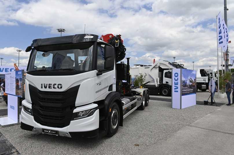 Iveco zeigte klassische Dieselmodelle wie diesen 480 PS starken X-Way 6x2 mit Aufbaukombination aus Ladekran und Abrollkipper. | Foto: Quatex Iveco zeigte klassische Dieselmodelle wie diesen 480 PS starken X-Way 6x2 mit Aufbaukombination aus Ladekran und Abrollkipper. | Foto: Quatex