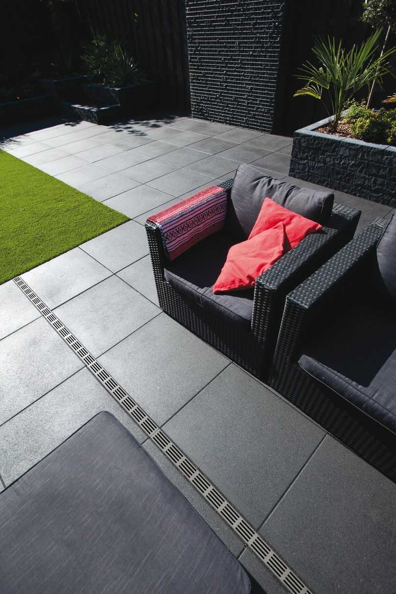 Mit der Abdeckung aus schwarz eloxiertem Aluminium ist eine moderne Terrassengestaltung möglich. | Foto: ACO GmbH Mit der Abdeckung aus schwarz eloxiertem Aluminium ist eine moderne Terrassengestaltung möglich. | Foto: ACO GmbH
