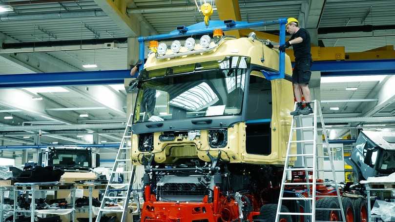 Kabinenwechsel: Die Paul-Profis tauschen StreamSpace- gegen das größere BigSpace-Fahrerhaus. | Foto: Daimler Truck AG Kabinenwechsel: Die Paul-Profis tauschen StreamSpace- gegen das größere BigSpace-Fahrerhaus. | Foto: Daimler Truck AG