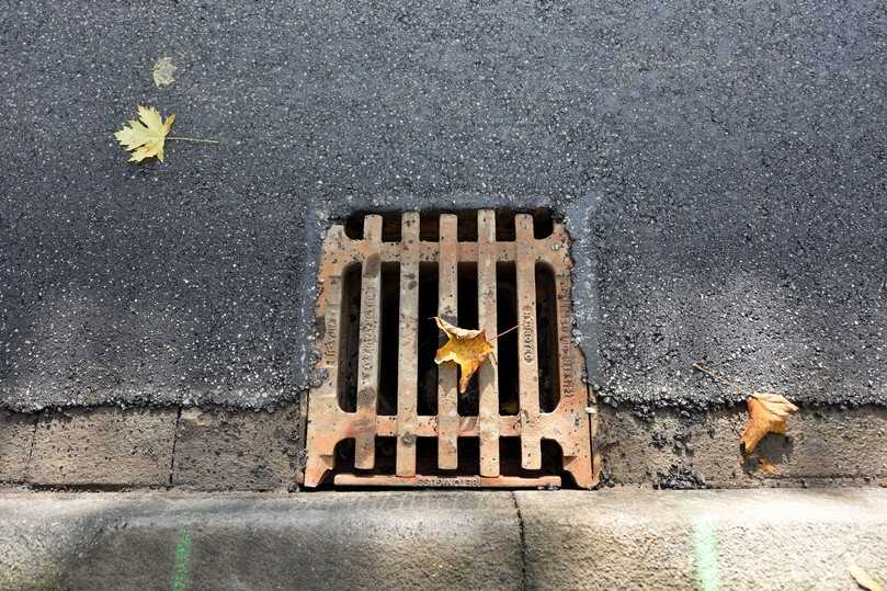 …sowie die Aufsätze der Straßenabläufe und Schieberkappen ausgetauscht. | Foto: Hydrotec …sowie die Aufsätze der Straßenabläufe und Schieberkappen ausgetauscht. | Foto: Hydrotec