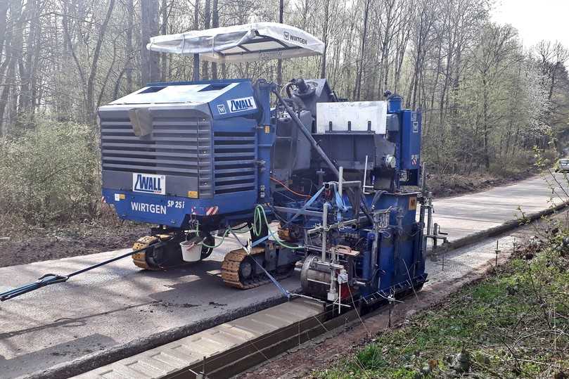 Der Gleitschalungsfertiger beim Einbau des Wallstop Rüttel-Banketts. | Foto: BH Der Gleitschalungsfertiger beim Einbau des Wallstop Rüttel-Banketts. | Foto: BH