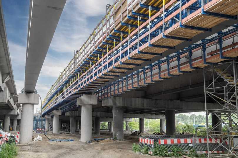 Die K20, mit 3,8 km Deutschlands längstes Straßenbrückenbauwerk und Zufahrt zum Elbtunnel. Die Erweiterung soll im Jahr 2027 abgeschlossen sein. | Foto: Doka GmbH Die K20, mit 3,8 km Deutschlands längstes Straßenbrückenbauwerk und Zufahrt zum Elbtunnel. Die Erweiterung soll im Jahr 2027 abgeschlossen sein. | Foto: Doka GmbH