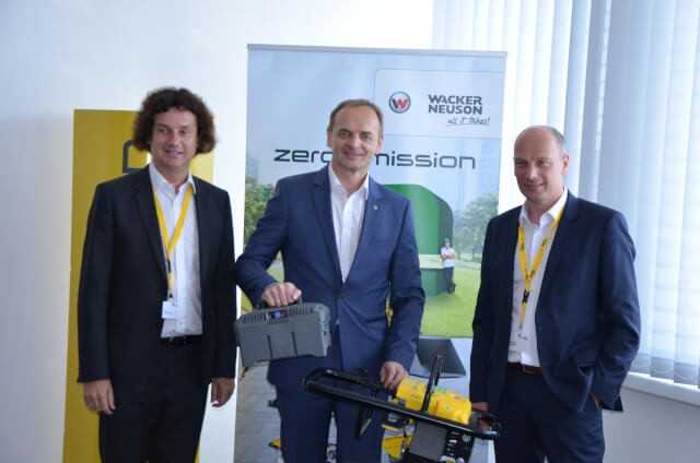 Setzen unbeirrt ihre Elektro-Offensive im Produktprogramm fort: (v.l.) Wacker Neuson Linz-Geschäftsführer Gert Reichetseder, Group-CEO Martin Lehner und Vertriebsvorstand Alexander Greschner. | Foto: B_I Setzen unbeirrt ihre Elektro-Offensive im Produktprogramm fort: (v.l.) Wacker Neuson Linz-Geschäftsführer Gert Reichetseder, Group-CEO Martin Lehner und Vertriebsvorstand Alexander Greschner. | Foto: B_I