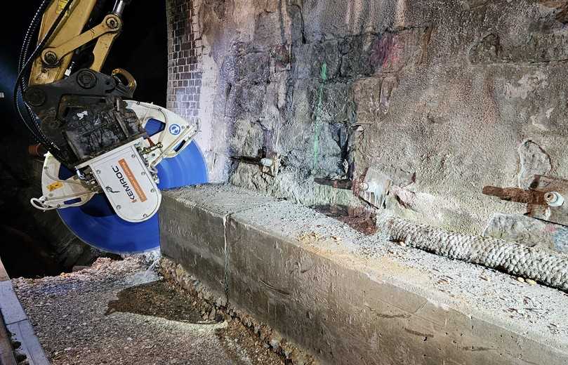 Effektiver geht's nicht: Ein Schnitt durch den Kabelkanal – mit wenig Staub dank Wasserbedüsung. Danach wird das freigelegte Betonstück losgestemmt und zum Abtransport verladen. | Foto: Kemroc Effektiver geht's nicht: Ein Schnitt durch den Kabelkanal – mit wenig Staub dank Wasserbedüsung. Danach wird das freigelegte Betonstück losgestemmt und zum Abtransport verladen. | Foto: Kemroc