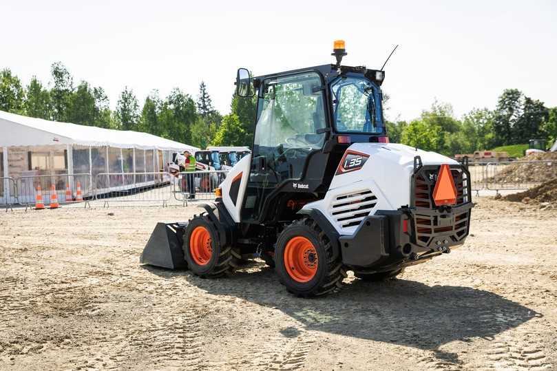 Der Kompakt-Knicklader Bobcat L35 könnte, entsprechendes Kundeninteresse vorausgesetzt, bald auf den Markt kommen. | Foto: Doosan Bobcat Der Kompakt-Knicklader Bobcat L35 könnte, entsprechendes Kundeninteresse vorausgesetzt, bald auf den Markt kommen. | Foto: Doosan Bobcat