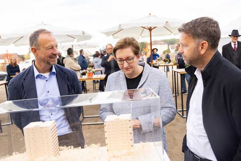 Begutachten das Modell der Wolfsburger Woodscraper (v. l.): GLS-Vorstand Dirk Kannacher, Bundesbauministerin Klara Geywitz und Oberbürgermeister Dennis Weilmann. | Foto: GLS Bank/Martin Steffen Begutachten das Modell der Wolfsburger Woodscraper (v. l.): GLS-Vorstand Dirk Kannacher, Bundesbauministerin Klara Geywitz und Oberbürgermeister Dennis Weilmann. | Foto: GLS Bank/Martin Steffen
