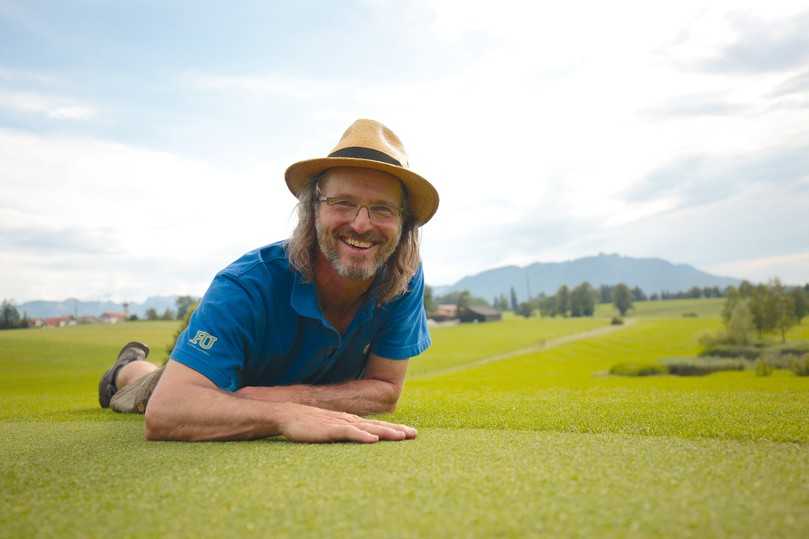 Manfred Beer, Head-Greenkeeper beim Golfclub Isarwinkel: „Es macht einfach Spaß, zu sehen, wie sich Dinge über Jahre entwickeln.“ | Foto: Manfred Beer Manfred Beer, Head-Greenkeeper beim Golfclub Isarwinkel: „Es macht einfach Spaß, zu sehen, wie sich Dinge über Jahre entwickeln.“ | Foto: Manfred Beer