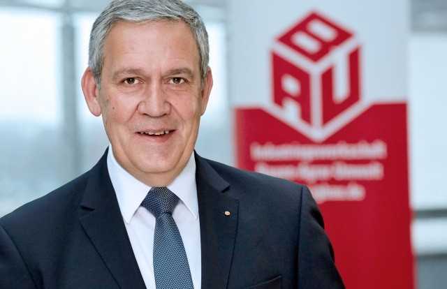 „Ich hoffe, dass die Arbeitgeber noch zur Vernunft kommen und innerhalb der nächsten 14 Tage dem Schlichterspruch zustimmen.“ Robert Feiger, IG Bau-Bundesvorsitzender | Foto: IG Bau „Ich hoffe, dass die Arbeitgeber noch zur Vernunft kommen und innerhalb der nächsten 14 Tage dem Schlichterspruch zustimmen.“ Robert Feiger, IG Bau-Bundesvorsitzender | Foto: IG Bau