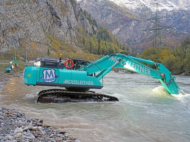 Wenn es sein muss, wechselt der Kobelco SK530LC-11 schnell vom Steinbruch in den Tiefbau - hier bei der GPS-gestützten Salzach-Vertiefung für das Kraftwerk Stegenwald. | Foto: Kobelco Wenn es sein muss, wechselt der Kobelco SK530LC-11 schnell vom Steinbruch in den Tiefbau - hier bei der GPS-gestützten Salzach-Vertiefung für das Kraftwerk Stegenwald. | Foto: Kobelco