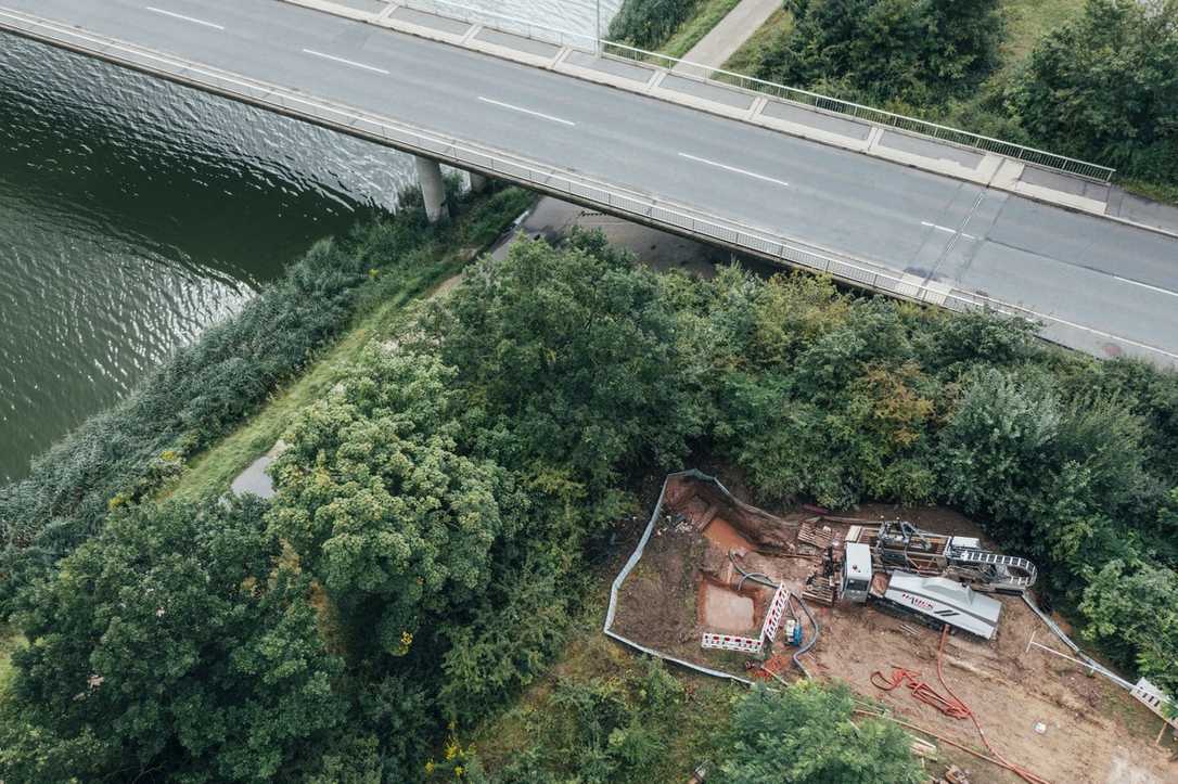 Düker unter dem Main-Donau-Kanal mit leistungsstarker HDD-Technik Düker unter dem Main-Donau-Kanal mit leistungsstarker HDD-Technik