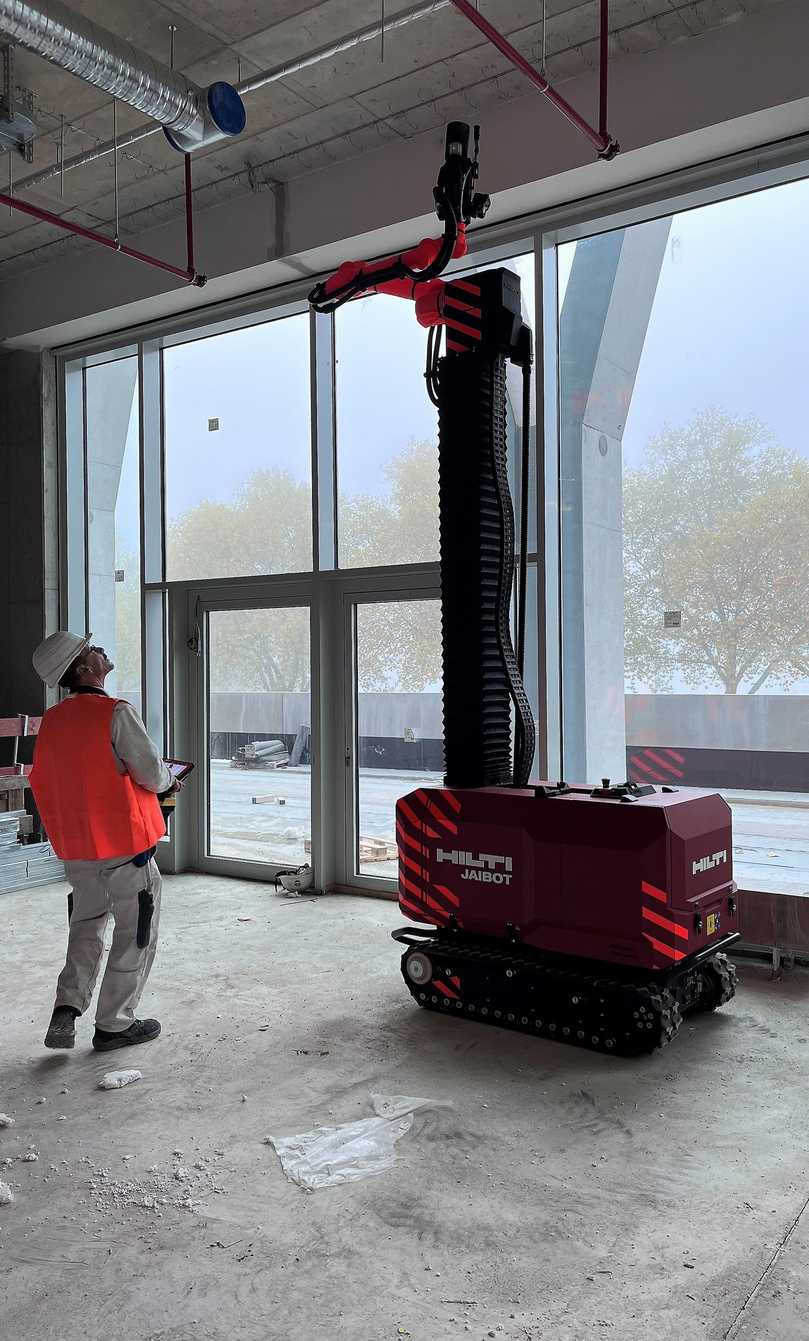 Detlef Dohms, langjähriger Mitarbeiter der Firma Frietsch, führt den Jaibot durch die Räume der Westtribüne des KSC. Nach einem Tag Training hatte er die Handhabung drauf. | Foto: Hilti Deutschland AG Detlef Dohms, langjähriger Mitarbeiter der Firma Frietsch, führt den Jaibot durch die Räume der Westtribüne des KSC. Nach einem Tag Training hatte er die Handhabung drauf. | Foto: Hilti Deutschland AG