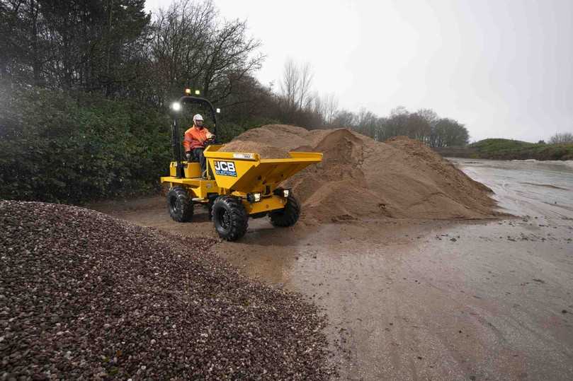 Der JCB 3TE Baustellendumper bietet die gleichen Vorteile wie der kleinere 1TE, aber dreimal mehr Kapazität in der schwenkbaren Mulde. | Foto: JCB Der JCB 3TE Baustellendumper bietet die gleichen Vorteile wie der kleinere 1TE, aber dreimal mehr Kapazität in der schwenkbaren Mulde. | Foto: JCB
