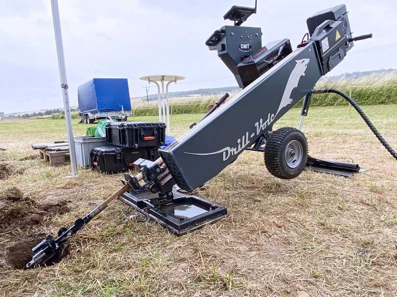Die Akku-Power-Horizontalbohranlage Drill-Vole 2.0 ist ideal zum Verlegen von Hausanschlüssen sowie für Straßenquerungen auf engstem Raum und verursacht keine Flurschäden. | Foto: L-Team Baumaschinen Die Akku-Power-Horizontalbohranlage Drill-Vole 2.0 ist ideal zum Verlegen von Hausanschlüssen sowie für Straßenquerungen auf engstem Raum und verursacht keine Flurschäden. | Foto: L-Team Baumaschinen