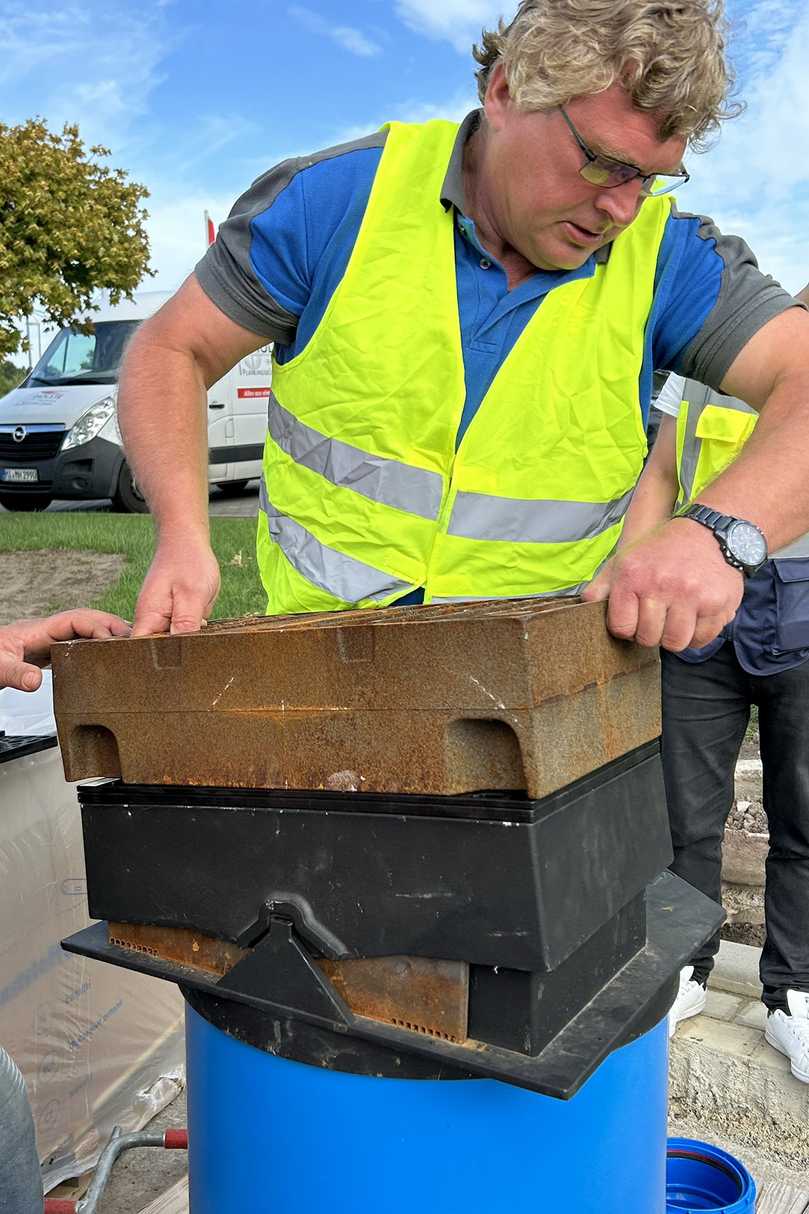Funke-Anwendungstechniker Thomas Bröer erklärt im Rahmen einer Produktdemonstration vor Ort, wie die Einzelteile des Funke Straßenablaufs zusammengesetzt werden. | Foto: Funke Kunststoffe Funke-Anwendungstechniker Thomas Bröer erklärt im Rahmen einer Produktdemonstration vor Ort, wie die Einzelteile des Funke Straßenablaufs zusammengesetzt werden. | Foto: Funke Kunststoffe