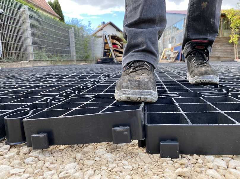 Schwabengitter 2000 werden auf normalem Schotter- oder Kiesunterbau verlegt, wobei die Splitt-Ausgleichsschicht entfalle, wie der Hersteller verspricht. | Foto: Schwab Rollrasen Schwabengitter 2000 werden auf normalem Schotter- oder Kiesunterbau verlegt, wobei die Splitt-Ausgleichsschicht entfalle, wie der Hersteller verspricht. | Foto: Schwab Rollrasen