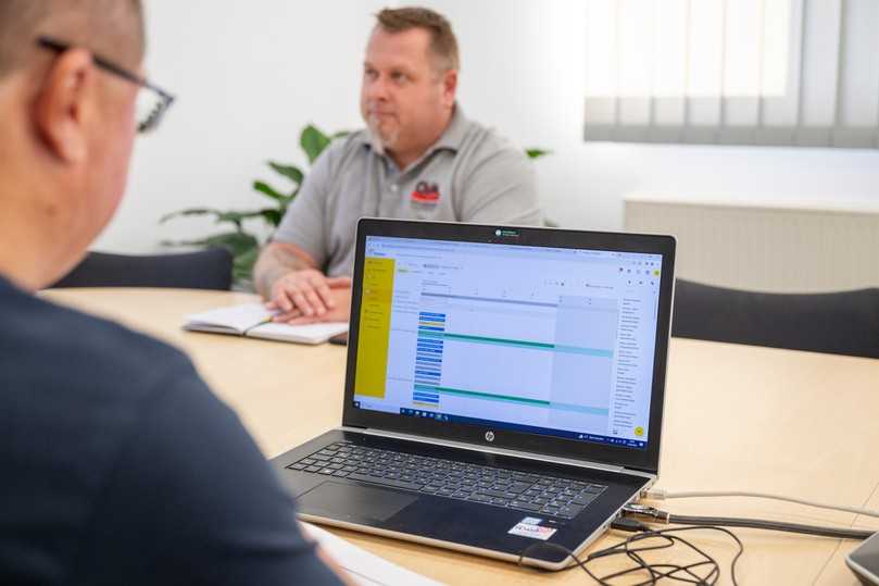 Das Personal wird den Kolonnen und Baustellen mit 123erfasst zugeteilt. | Foto: Timo Lutz Das Personal wird den Kolonnen und Baustellen mit 123erfasst zugeteilt. | Foto: Timo Lutz