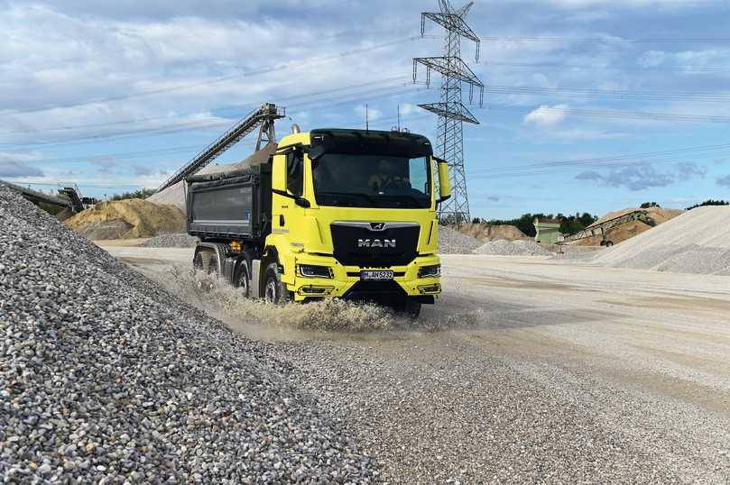 Der D26 schöpft 470 PS aus 12,4 l Hubraum und treibt den hellgelben MAN TGS 35.470 an. | Foto: MAN Der D26 schöpft 470 PS aus 12,4 l Hubraum und treibt den hellgelben MAN TGS 35.470 an. | Foto: MAN