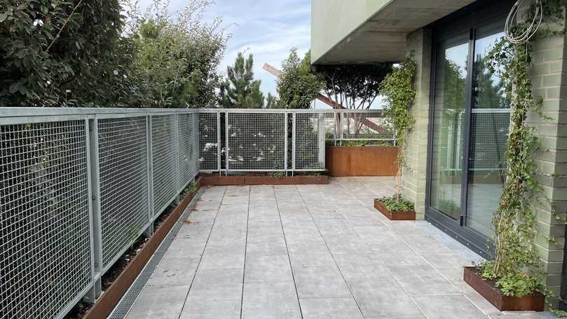 Die Fassadenentwässerung bei den barrierefreien Ausgängen zu den einzigartigen begrünten Dachterrassen wird durch die ACO Profiline als fixe Bauhöhe sichergestellt. | Foto: ACO GmbH Die Fassadenentwässerung bei den barrierefreien Ausgängen zu den einzigartigen begrünten Dachterrassen wird durch die ACO Profiline als fixe Bauhöhe sichergestellt. | Foto: ACO GmbH