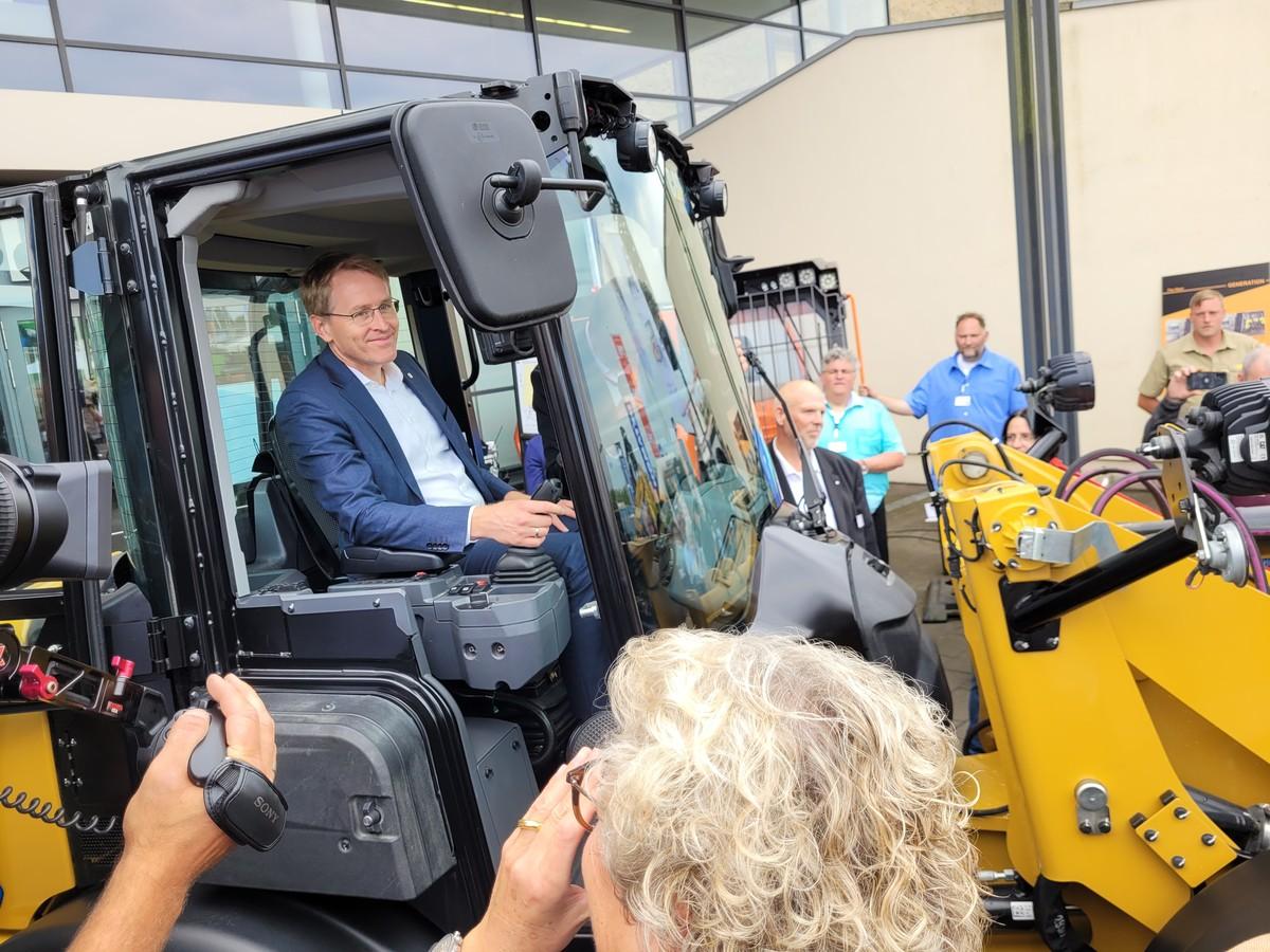 Schleswig-Holsteins Ministerpräsident Daniel Günther stieg zur Eröffnung diesmal in einen Elektro-Radlader. | Foto: bb Schleswig-Holsteins Ministerpräsident Daniel Günther stieg zur Eröffnung diesmal in einen Elektro-Radlader. | Foto: bb